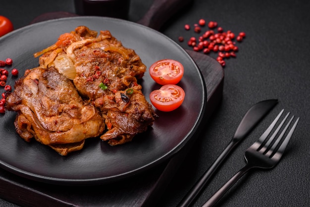 Köstliches gebratenes Hähnchen in Soße mit Zwiebeln, Salz, Gewürzen und Kräutern