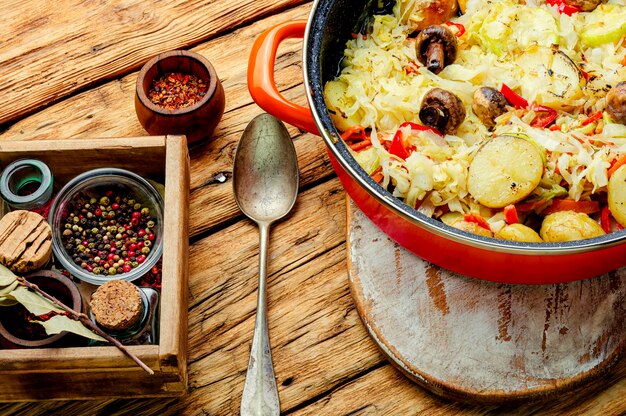 Köstliches gedünstetes Gemüse in der Pfanne, gesundes vegetarisches Essen