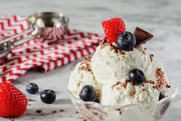 Köstliches gefrorenes Dessert. Vanilleeis mit Erdbeeren, Heidelbeeren und Schokoladenstückchen. Abkühlender Sommersnack.