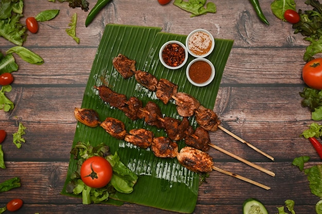 Köstliches gegrilltes Fleisch mit Sichuan-Pfeffer auf Bananenblatt Mala Chinese BBQ ist Fleisch oder Gemüse, das mit chinesischen scharfen und würzigen Gewürzen gegrillt wird