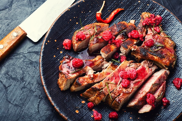 Köstliches gegrilltes Schweinefleisch Saftiges Steak in Scheiben geschnitten und Beerenmarmelade