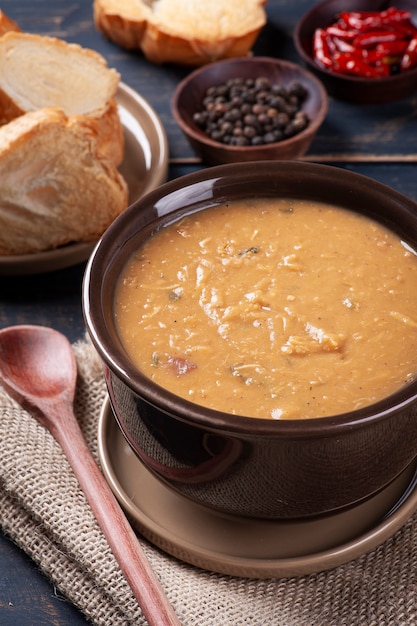 Köstliches Gericht der brasilianischen Küche namens Caldo de Feijão. Hergestellt mit Bohnen, Speck und Hühnchen.