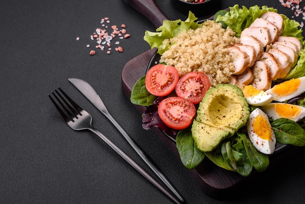 Köstliches gesundes Mittagessen bestehend aus Hühnchen-Avocado-Quinoa-Eiern und Tomaten