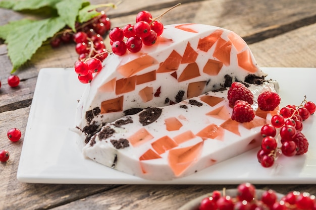 Köstliches Glasscherbengelee-Dessert auf Holztisch