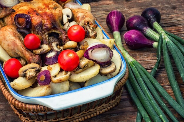 Köstliches Huhn gebackene Kartoffel und frisches Gemüse