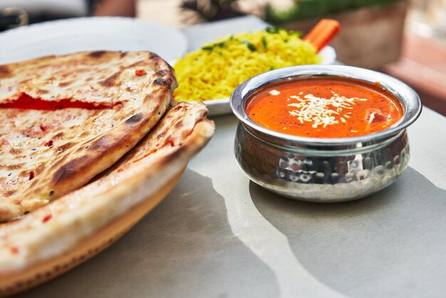 Foto köstliches indisches tikka-masala-essen auf holzoberfläche