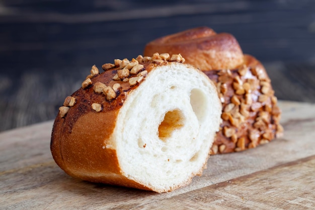 Köstliches knuspriges Brötchen mit Erdnüssen