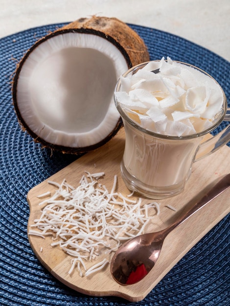 Foto köstliches kokosmousse im glasbecher