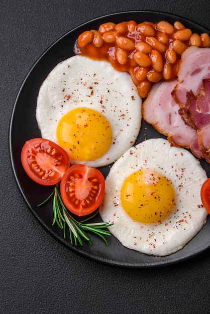 Köstliches nahrhaftes englisches Frühstück mit Spiegeleiern und Tomaten