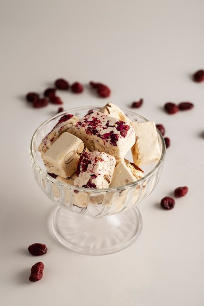 Köstliches Nougat-Stillleben im hohen Winkel der Tasse