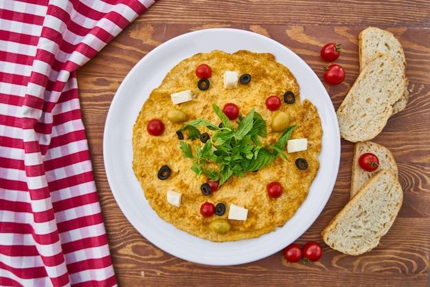 Köstliches Omelett mit Brot und Tomate