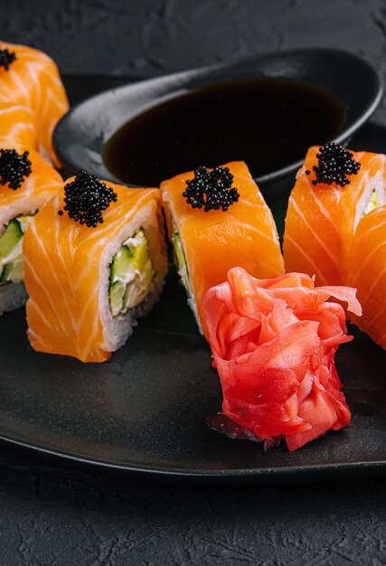 Köstliches Philadelphia-Sushi mit Avocado-Creme-Käse-Lachs und Masago-Kaviar