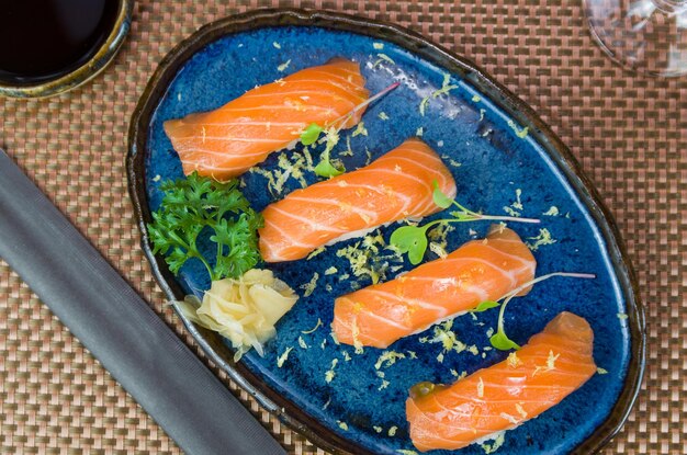 Köstliches Premium-Lachs-Nigiri auf blauem Teller