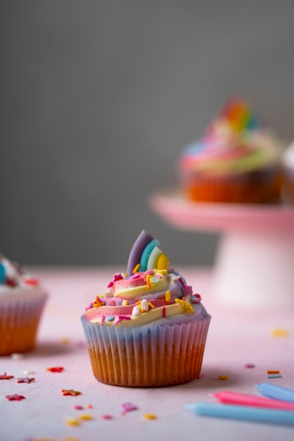 Foto köstliches regenbogenkuchen-stillleben