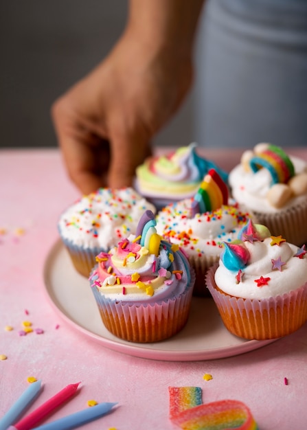 Köstliches Regenbogenkuchen-Stillleben