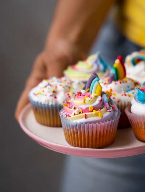 Köstliches Regenbogenkuchen-Stillleben