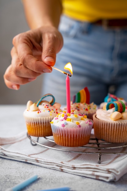 Köstliches Regenbogenkuchen-Stillleben