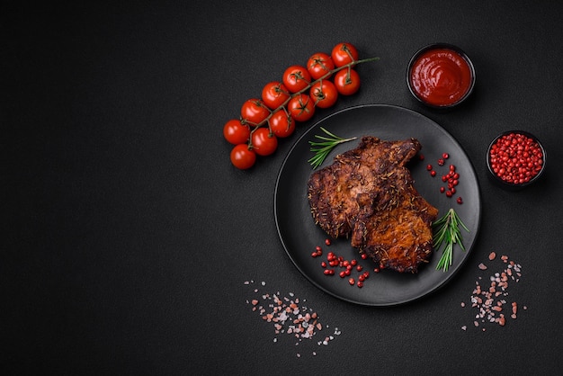 Köstliches Rind- oder Schweinesteak mit Knochen, gegrillt mit Gewürzen und Rosmarin