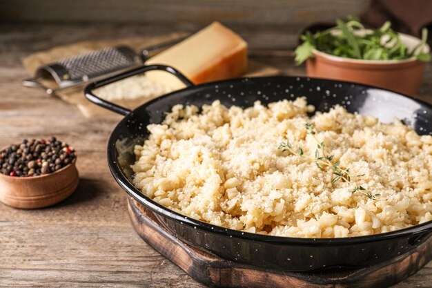 Foto köstliches risotto mit käse auf holztischnahaufnahme