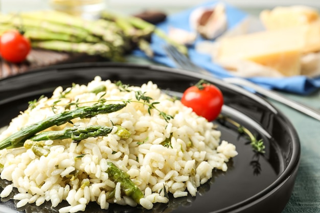 Köstliches Risotto mit Spargel auf dem Tisch in der Nähe