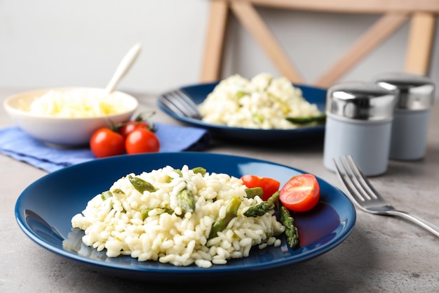 Köstliches Risotto mit Spargel auf grauem Tisch