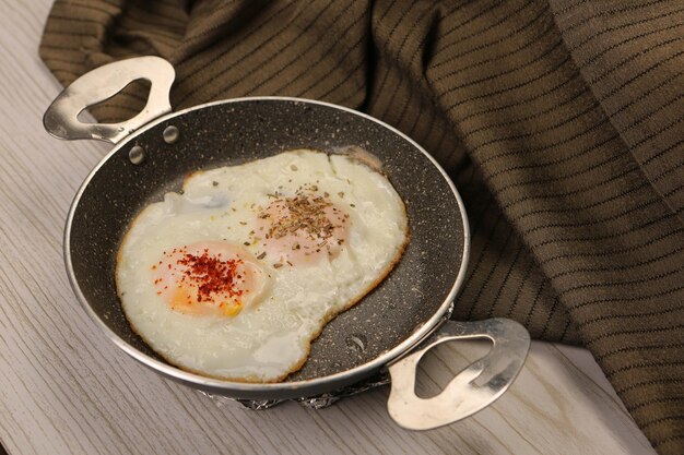 Köstliches Rührei auf dem Tisch