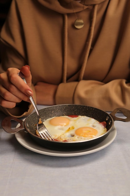 Köstliches Rührei auf dem Tisch