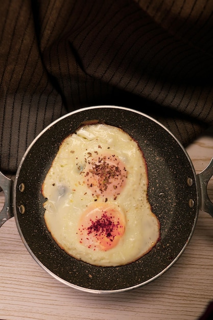 Köstliches Rührei auf dem Tisch