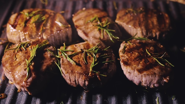 Köstliches saftiges Fleischsteak, das auf dem Grill kocht