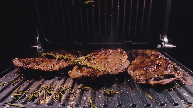 Köstliches saftiges Fleischsteak, das auf dem Grill kocht