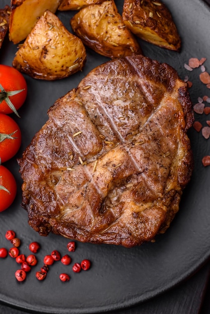 Köstliches saftiges Schweine- oder Rindersteak, gegrillt mit Salz, Gewürzen und Kräutern