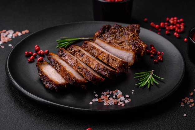 Köstliches saftiges Schweinesteak mit Knochen mit Gewürzen und Kräutern