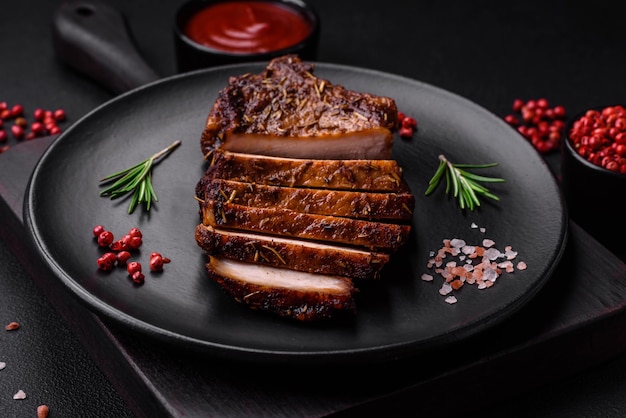 Köstliches saftiges Schweinesteak mit Knochen mit Gewürzen und Kräutern