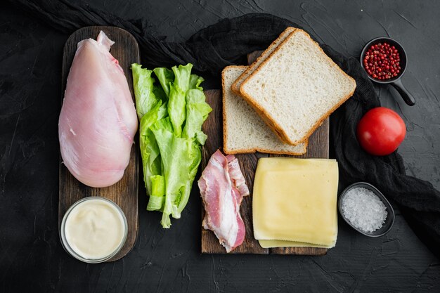 Köstliches Sandwich mit gerösteten Brotzutaten, auf schwarzem Hintergrund, Draufsicht