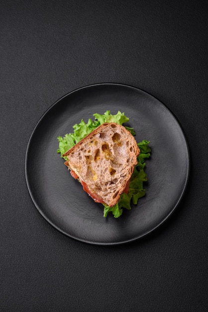 Köstliches Sandwich mit knusprig gerösteten Hähnchentomaten und Salat