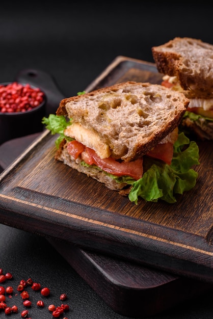 Köstliches Sandwich mit knusprig gerösteten Hähnchentomaten und Salat