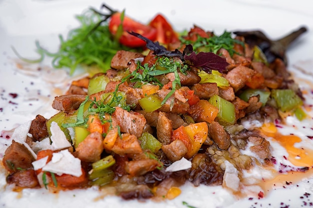 Köstliches Schmorfleisch mit Gemüse, Käse und Sauce