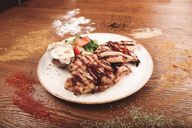 Köstliches Schnitzel serviert mit Pommes Frites