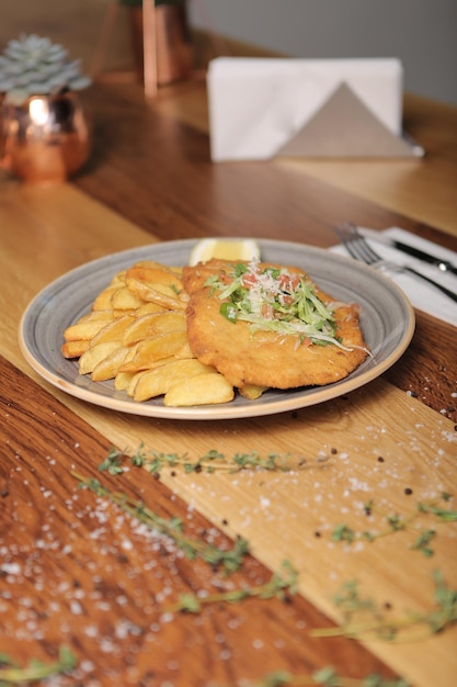 Köstliches Schnitzel serviert mit Pommes Frites