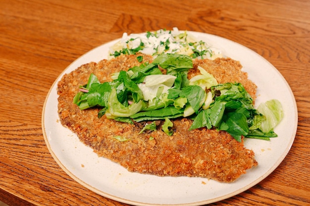 Köstliches Schnitzel serviert mit Pommes Frites