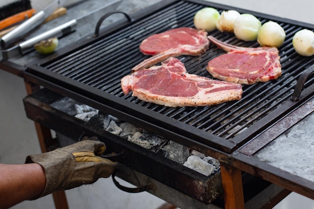 Köstliches Steak und einige Frühlingszwiebeln auf einem Grill