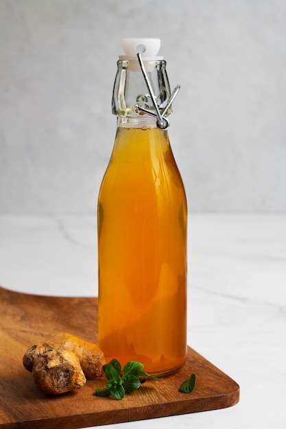 Foto köstliches stillleben aus kombucha-flaschen