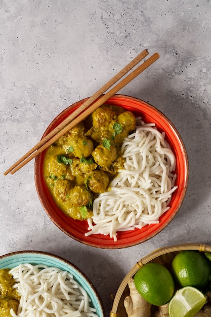 Foto köstliches stillleben mit thailändischem essen