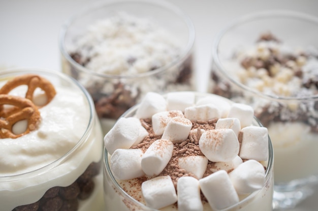 Köstliches süßes Dessert mit Sahne in einem Glas auf hellem Hintergrund ein schönes Frühstück