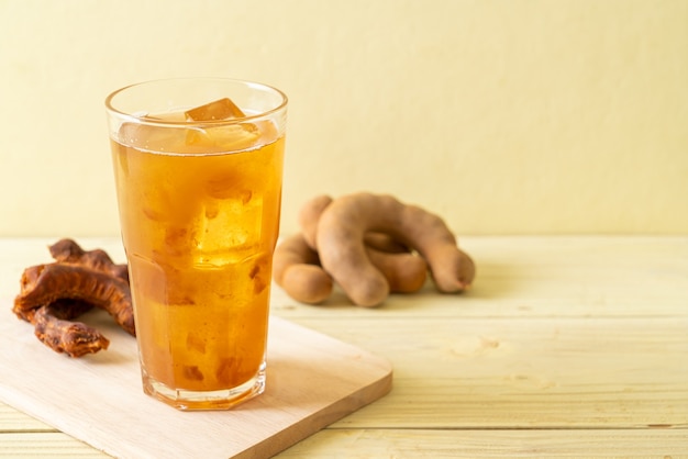 Köstliches süßes Getränk Tamarindensaft und Eiswürfel - gesunde Getränkeart