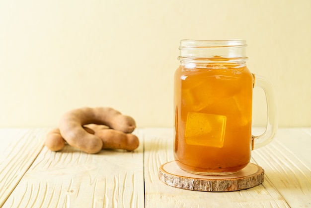 Köstliches süßes Getränk Tamarindensaft und Eiswürfel - gesunder Getränkestil