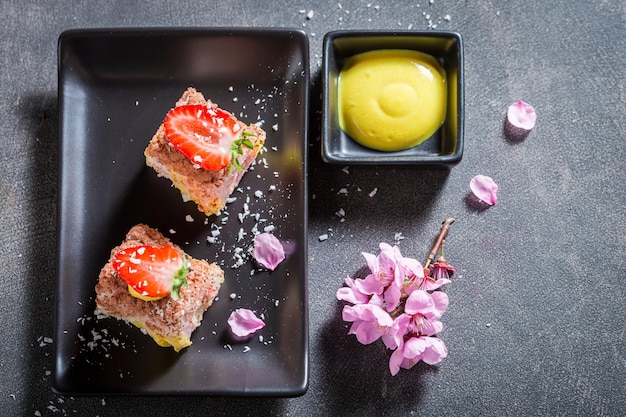 Köstliches süßes Sushi aus Erdbeere und Mango