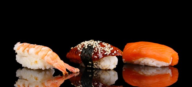 Köstliches Sushi isoliert auf schwarz