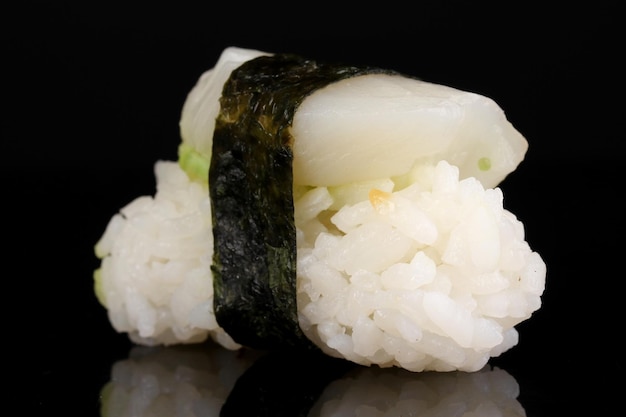 Köstliches Sushi isoliert auf schwarz