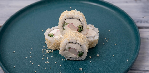 Köstliches Sushi mit japanischem Sesam-Essen